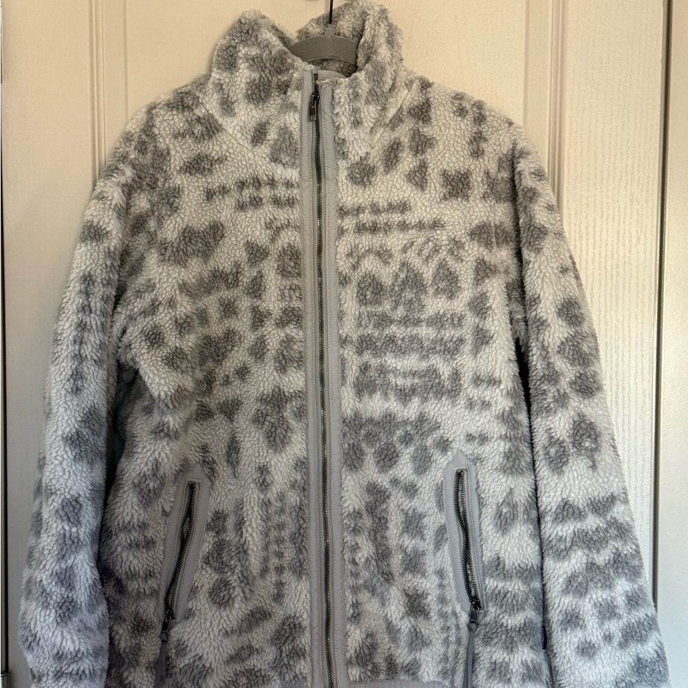 Patagonia Cream and Gray Patterned Teddy Jacket